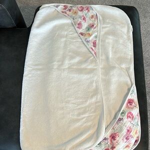 Honest Baby set of 2 bath towels. White with flowers on hoods.